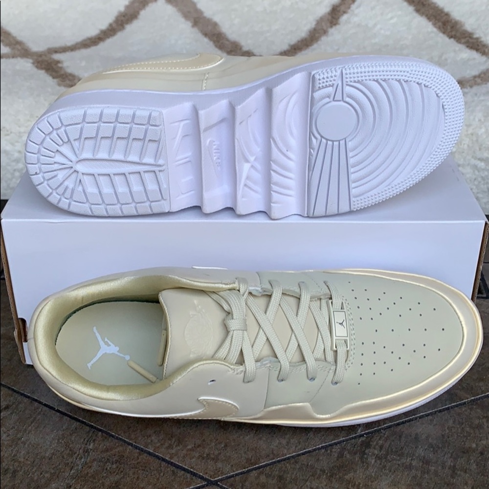 NIKE W AJ 1 JESTER XX LOW LACED SE FOSSIL-WHITE - Picture 3 of 16